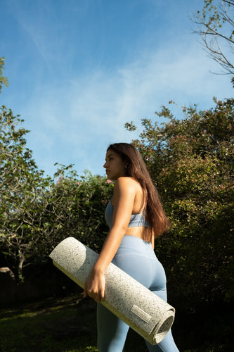 chica esterilla yoga conjunto azul jardín